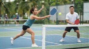 topspin Pickleball - tạo quỹ đạo vòng cung, độ xoáy và biên an toàn qua lưới
