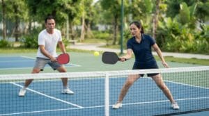 block volley Pickleball - giữ vợt trước thân và mượn lực của đối thủ