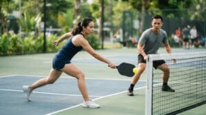 aggressive dink Pickleball - đẩy bóng vào chân và tạo cơ hội tăng tốc