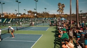 vị trí đứng đánh đôi Pickleball - giữ khoảng cách đồng đội và di chuyển theo đường bóng