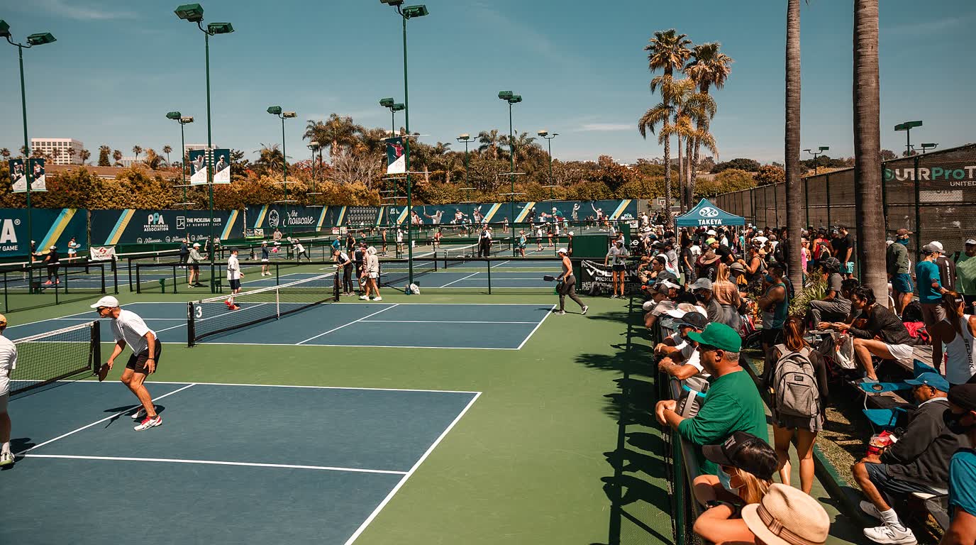 vị trí đứng đánh đôi Pickleball - giữ khoảng cách đồng đội và di chuyển theo đường bóng