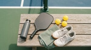 trang phục và phụ kiện Pickleball tại sân Pickleball
