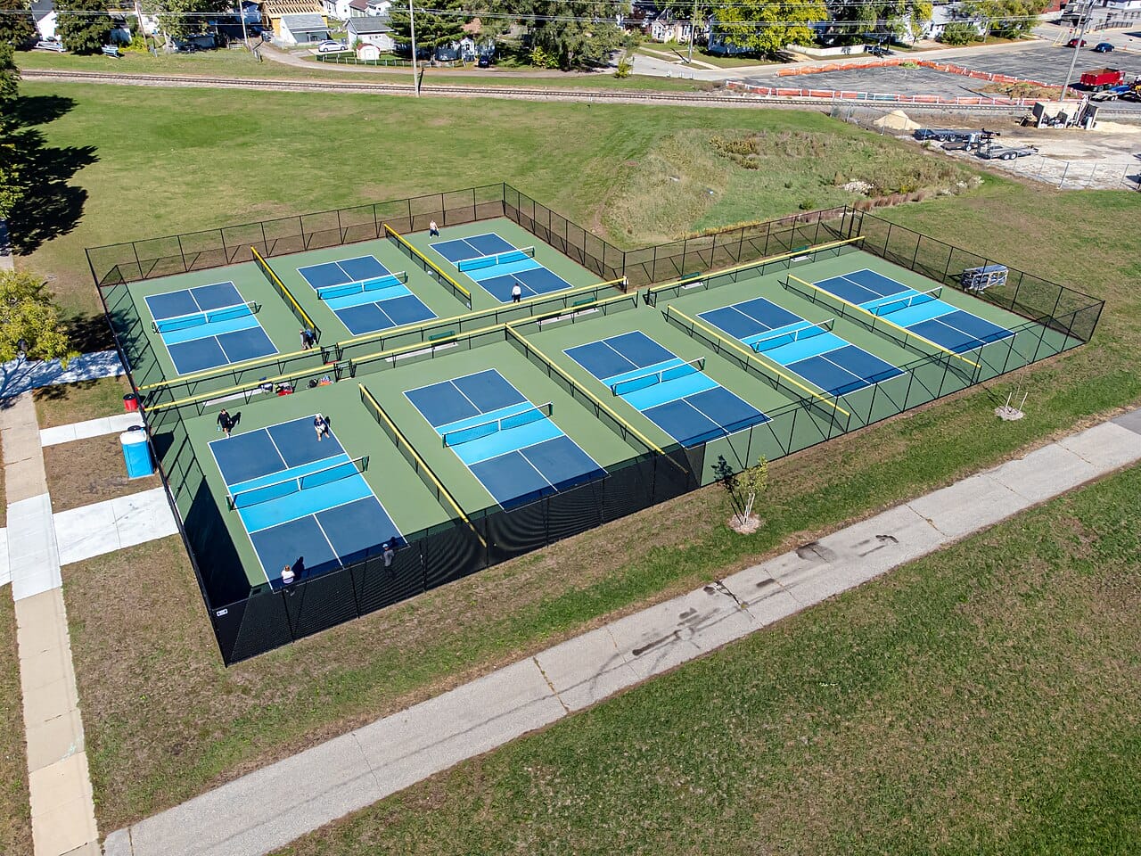 lịch tập Pickleball: thực hành di chuyển trên sân ngoài trời
