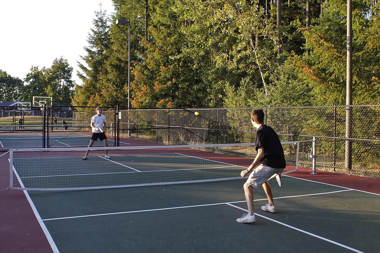 third shot drop Pickleball: điểm tiếp xúc bóng ổn định trước cơ thể