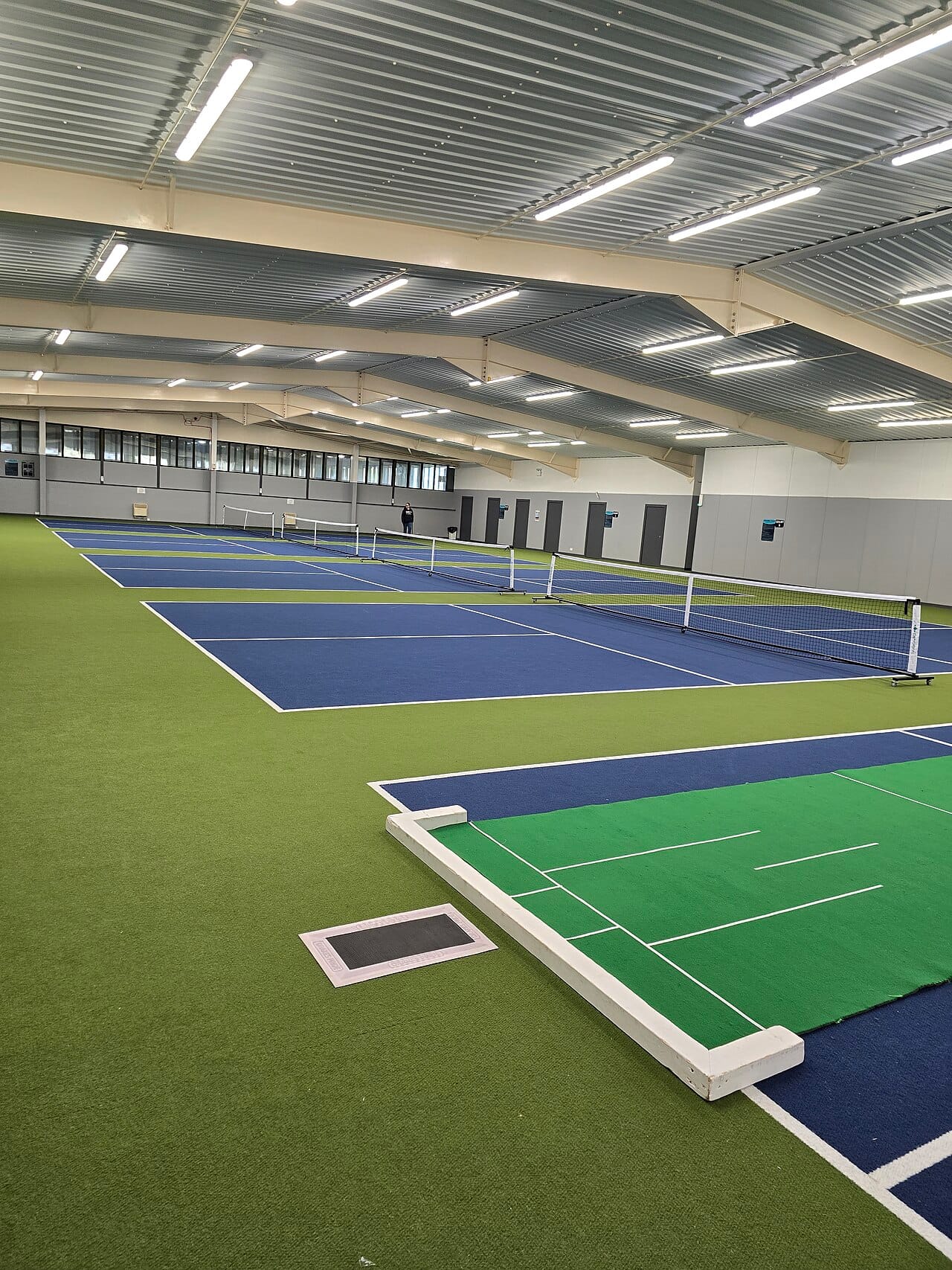 Pickleball cho trẻ em: không gian sân trong nhà tránh nắng gắt